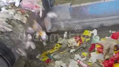 回收厂输送机上的垃圾
