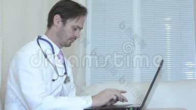 医生在办公室里用笔记本电脑工作，穿白大褂打领带的男人在办公室里用笔记本电脑工作。