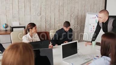商务概念，商务人员在办公桌上工作和开会