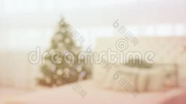 家中有一棵圣诞树和一张闪烁着五颜六色高光的床的圣诞房。 模糊的射击。