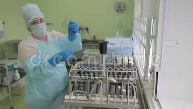 女医务工作者准备内镜创新灭菌设备