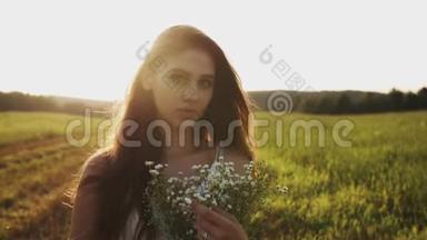 一个女孩站在草地上，在一个<strong>夏日</strong>的傍晚，<strong>夕阳</strong>下，手捧着一束野花
