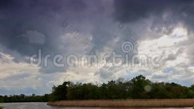 夏季风暴来临之前，暴雨云在湖面上空盘旋