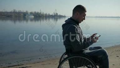残疾人在手机、轮椅上、信仰上发言