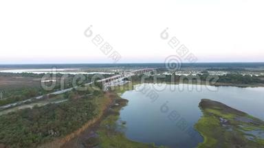 北卡罗来纳沿海、沼泽地和高海拔大桥的空中视频东方引道