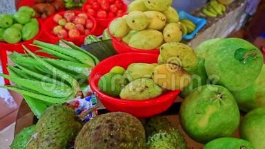 街头小贩柜台上的热带水果蔬菜