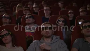 3d眼镜观众在电影院看电影。 3D眼镜的人