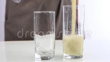在玻璃杯中倒入水果冰沙，以饮用健康的概念