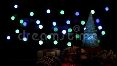圣诞礼物盒、球、闪烁的彩灯背景圣诞树装饰