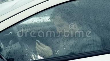 商人在车里打电话，看着窗外，年轻人在车里自由职业者，电话下雨天，语音控制