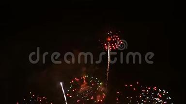 4K镜头拍摄了国庆、新年晚会期间晚上在天空中展示的丰富多彩的烟花节