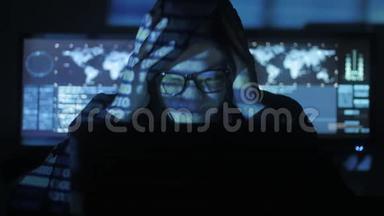 一个在电脑上工作过度的黑客，在充满显示器的网络安全中心感到头疼