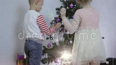 男孩<strong>和女孩</strong>用雪花<strong>和</strong>花装饰<strong>圣诞树</strong>。