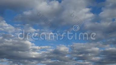 多云的蓝天，许多白色和灰色的云<strong>慢慢</strong>地飞走了