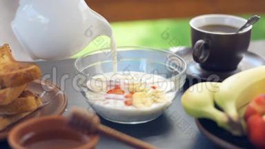 电影摄影-新鲜麦片，梅斯利浆果和倒牛奶在碗里。