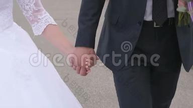 新娘和新郎在散步时牵手