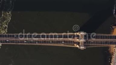 美国纽约布鲁克林大桥俯瞰图。无人驾驶飞机飞过曼哈顿的<strong>交通道路</strong>、路口。