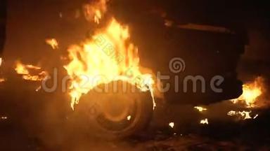 一个轮子晚上在车里燃烧，汽车轮胎燃烧。