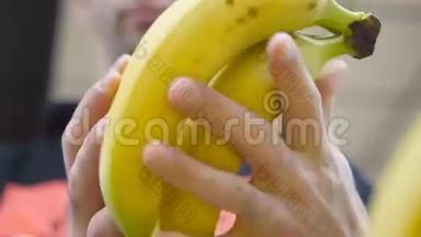 男人在超市挑选香蕉。 一个人从杂货店的柜台里拿了一堆香蕉。 盖盖