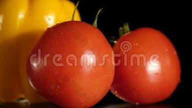 <strong>黑背景下</strong>的黄铃椒和番茄