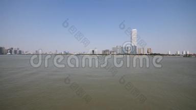 上海外滩从徐汇炳江公园观赏，摩天大楼蓝天背景，货船在黄浦江上航行