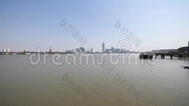 <strong>上海外滩</strong>从徐汇炳江公园观赏，摩天大楼蓝天背景，货船在黄浦江上航行