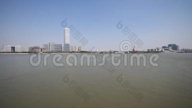<strong>上海外滩</strong>从徐汇炳江公园观赏，摩天大楼蓝天背景，货船在黄浦江上航行