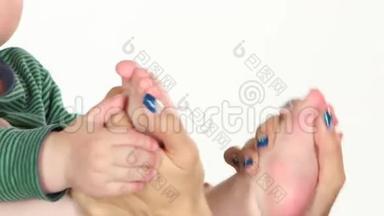 家长的手触摸宝宝的腿.. 白色的。 关门