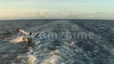 船拖着马尔代夫山水平静的背景。