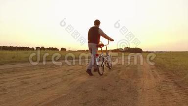 男孩少年骑自行车在大自然的道路上。 少年儿童骑户外自行车旅行