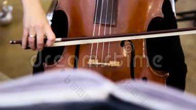 女大提琴<strong>演奏</strong>者<strong>演奏</strong>中提琴。 把玩大提琴的女人关起来。