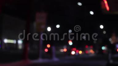 交通灯在夜间的速度与动态汽车。 博克赫