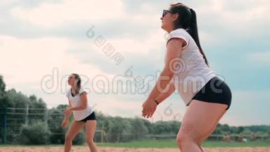 四个女孩在海滩上<strong>打排球</strong>。 沙滩<strong>排球</strong>，网，比基尼女郎。 平面卡通插图。 开始