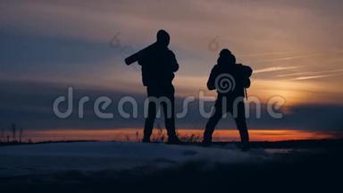 两名游客<strong>摄影</strong>师男子剪影阳光<strong>自然景观</strong>冬雪。 两个男<strong>摄影</strong>师旅行