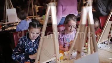 幼儿在早期发展的工作室在画布上写一幅画.. <strong>儿童艺术</strong>工作室
