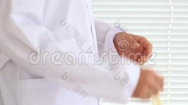 医生双手戴手套。 男人`手