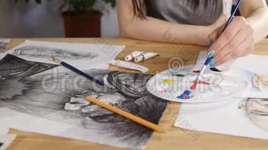 年轻女子拿着铅笔在家画画
