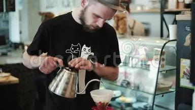 咖啡师用咖啡将热水倒入过滤器，搅拌。 <strong>预付</strong>费倒过来，现金