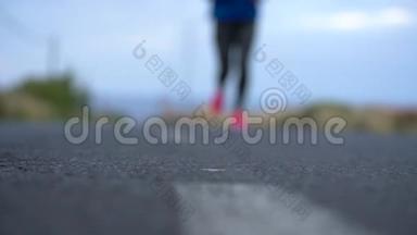 <strong>跑鞋</strong>-在山区的沙漠道路上系鞋带的女人。 慢动作