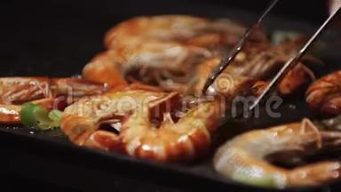 电烧烤上烤虾炒虾.. 健康烧烤海鲜。 烤红虾的特写镜头