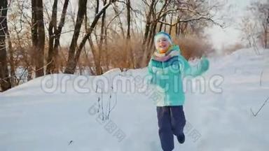 在白雪覆盖的小路上免费儿童旅行