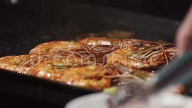 电烧烤上烤虾炒虾.. 健康烧烤海鲜。 烤红虾的特写镜头
