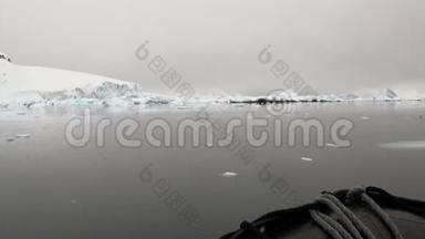 南极洲浮冰和冰山附近的橡皮艇。
