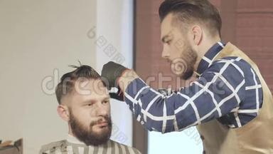 理发店或发廊用剪发器理发和理发