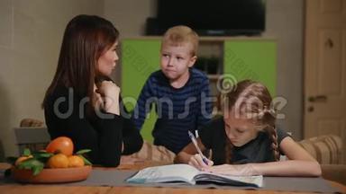 母女俩在做学校<strong>作业</strong>，一个小男孩在看。 哥哥帮忙做<strong>作业</strong>。