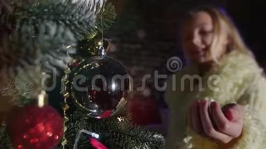 儿童装饰圣诞树，小女孩装饰圣诞树