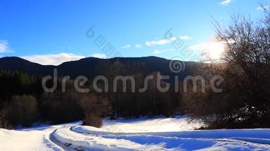 比利牛斯山脉冬天的雪道，在法国的旅行中拍摄到灿烂的阳光