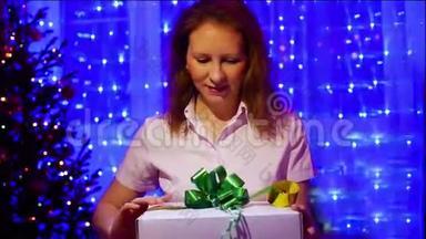 圣诞礼物惊喜-一个女孩打开礼物与魔术明星。 背景中，bokeh灯和花环..