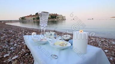 海边<strong>烛光晚餐</strong>.. 一张浪漫的桌子