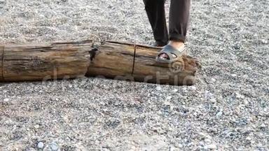 电锯锯木头。 人们看到了一根带着电锯的原木，在暴风雨中被海上携带。 慢动作
